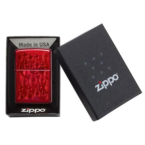Encendedor Zippo rojo con llamas