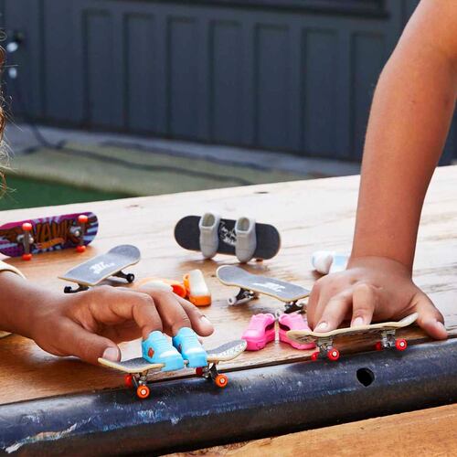 Patineta con Tenis de Skate