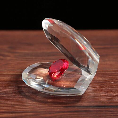 Concha de Cristal Con Diamante Rojo