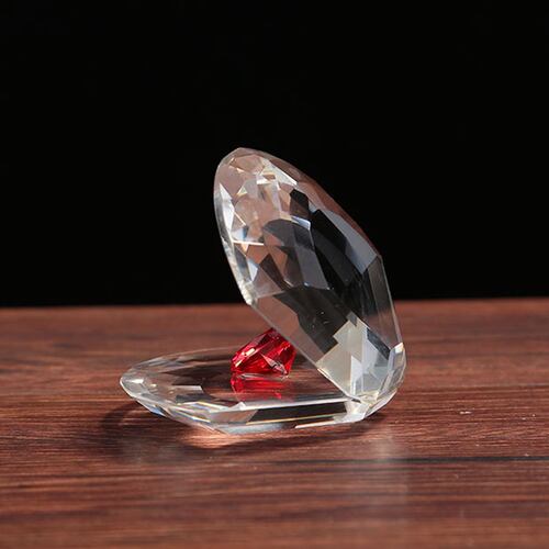 Concha de Cristal Con Diamante Rojo