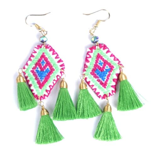 Arete artesanal con chapa de oro, bordado chiapaneco y tres motitas de hilo en varios colores