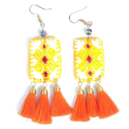 Arete artesanal con chapa de oro, bordado chiapaneco y tres motitas de hilo en varios colores