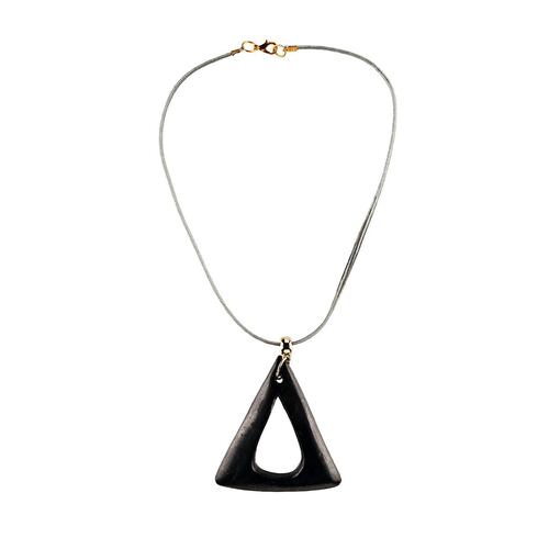 Collar barro negro triangulo