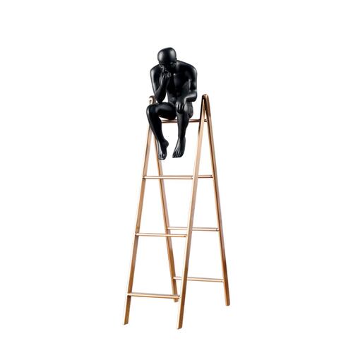 Figura Furnishing pensador en escalera