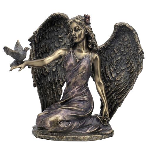 Angel arrodillado con paloma en mano