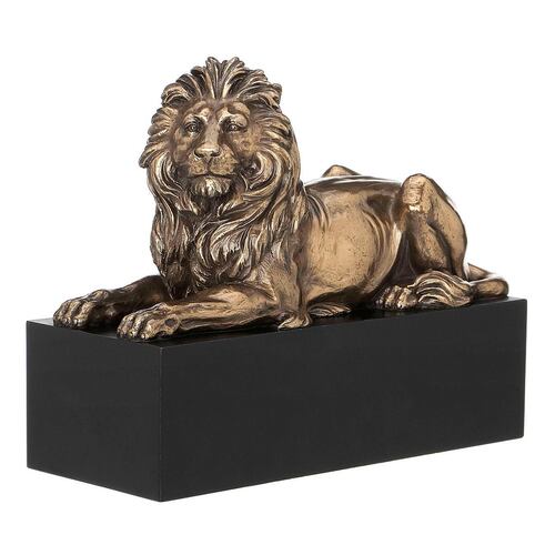 Lion lying on plinth (MBZ+color)