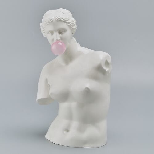 Figura Decorativa en Resina Venus con Bomba de Chicle Teammann