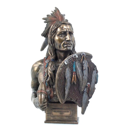 Busto de indio con escudo y martillo