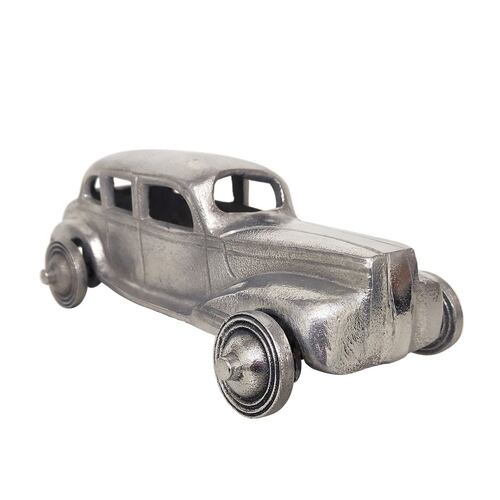 Figura carro plateado
