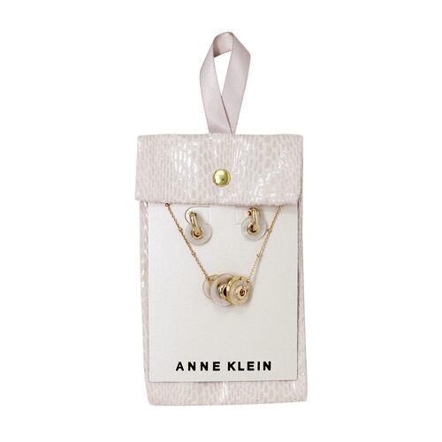 box de collar y aretes color dorado marca Anne Klein tipo gargantilla y artetes tipo boton con incrustaciones de cristal