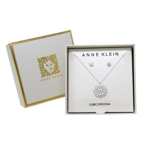 Set Color Plata Marca Anne Klein Collar Con Colagnte En Forma Circular y Artetes Tipo Botón  Con Incrustaciones De Cristal
