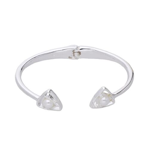 Brazalete en Forma de Triangulo con Detalle al Centro Youre Invited
