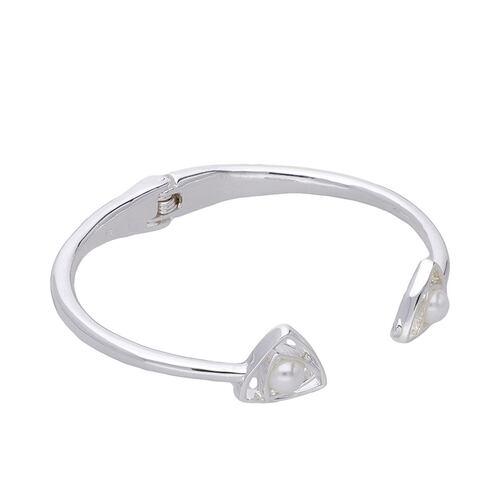 Brazalete en Forma de Triangulo con Detalle al Centro Youre Invited