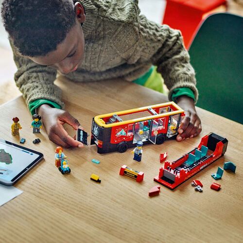 LEGO® Autobús Turístico Rojo de Dos Plantas