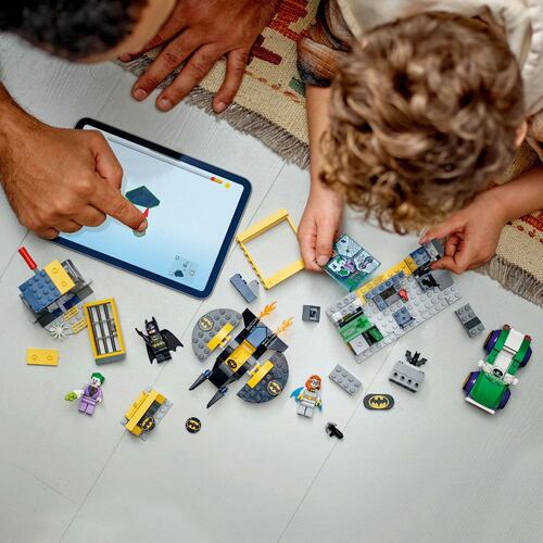LEGO® Baticueva con Batman™, Batgirl™ y The Joker™