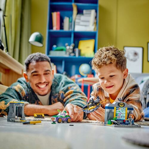 LEGO® Baticueva con Batman™, Batgirl™ y The Joker™