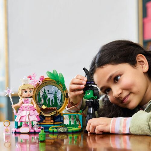 LEGO® Wicked Figuras de Elphaba y Glinda 75682