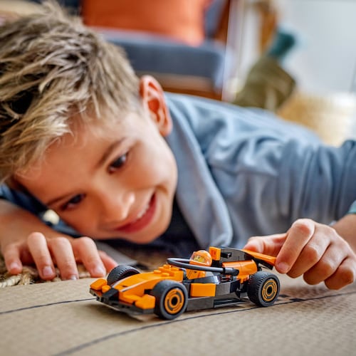 LEGO® Piloto de F1 con Auto de Carrera McLaren