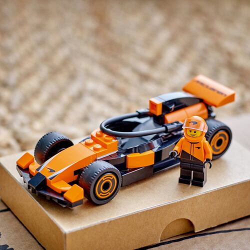 LEGO® Piloto de F1 con Auto de Carrera McLaren
