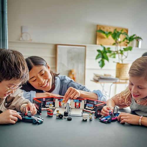 LEGO® Garaje de F1 y Auto Mercedes-AMG 6 Alpine