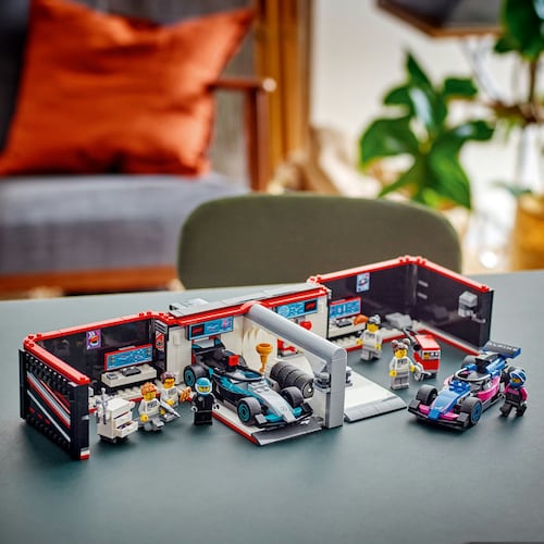 LEGO® Garaje de F1 y Auto Mercedes-AMG 6 Alpine
