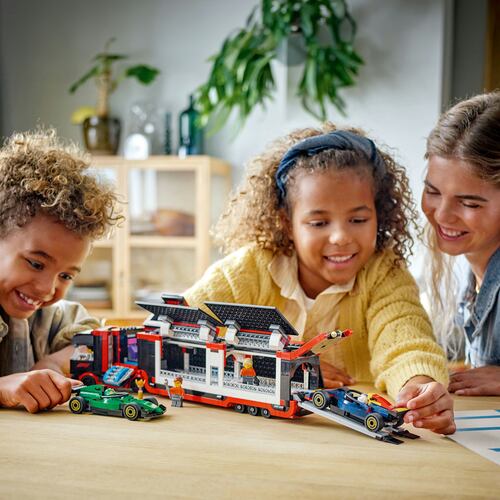 LEGO® Camión de F1 con Autos de F1 RB20 y AMR24