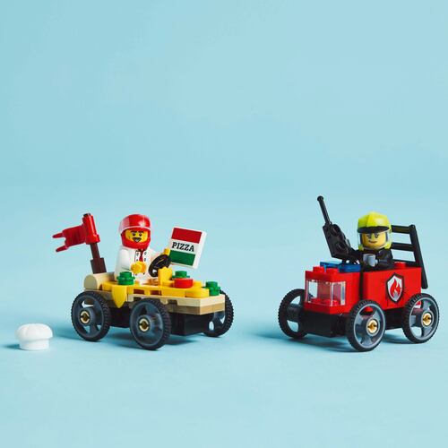 LEGO® Pack de Autos de Carreras: Pizza vs. Camión de Bomberos