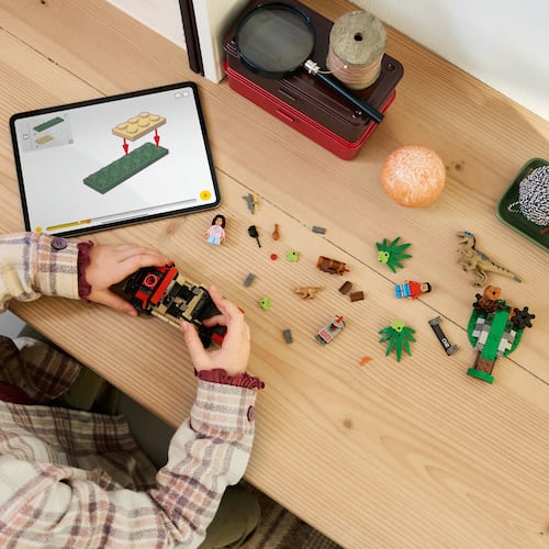 LEGO® Jurassic World Escape en Auto Todoterreno y Raptor al Acecho 76972