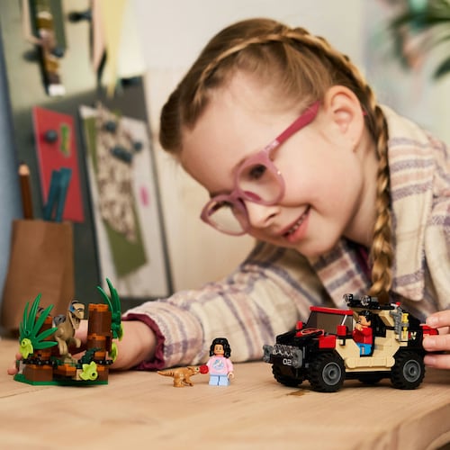 LEGO® Jurassic World Escape en Auto Todoterreno y Raptor al Acecho 76972