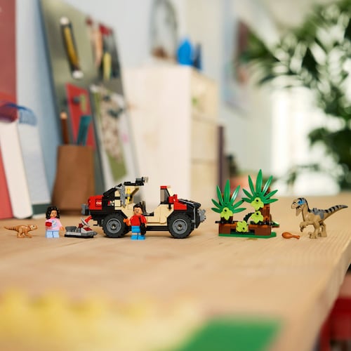 LEGO® Jurassic World Escape en Auto Todoterreno y Raptor al Acecho 76972