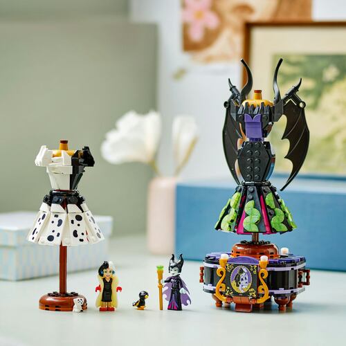 LEGO® DISNEY CLASSIC Villains Trajes de Maléfica y Cruella De Vil