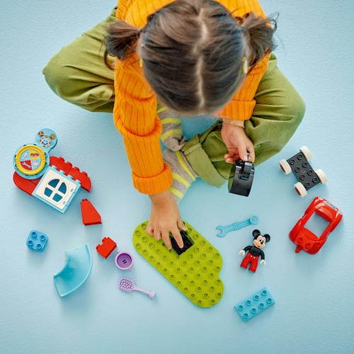 LEGO® DUPLO® Disney Casa y Auto de Mickey Mouse