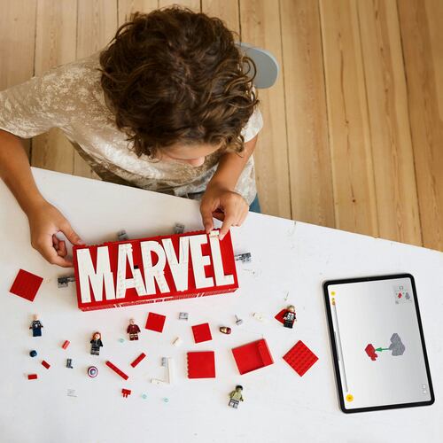 LEGO® Logotipo MARVEL y Minifiguras