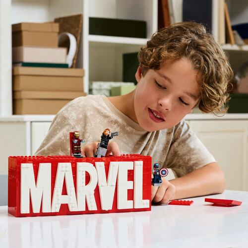 LEGO® Logotipo MARVEL y Minifiguras