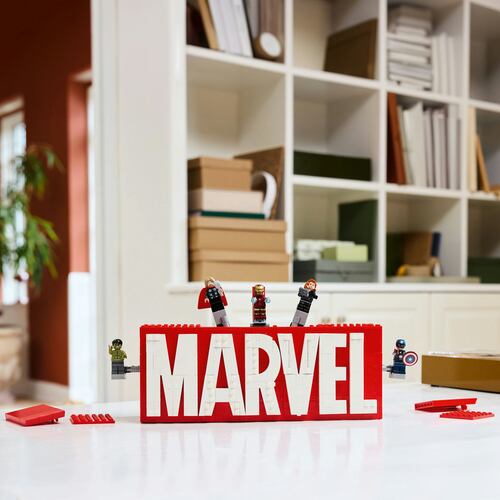 LEGO® Logotipo MARVEL y Minifiguras