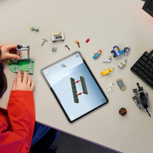 LEGO® Fortnite® Campamento de Bananín y Bujía Set 77075