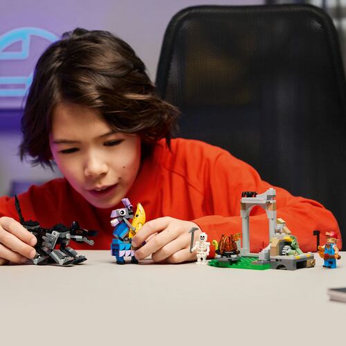 LEGO® Fortnite® Campamento de Bananín y Bujía Set 77075