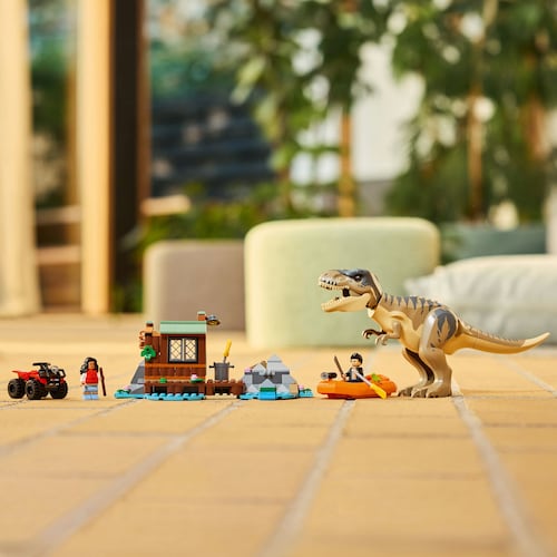LEGO® Jurassic World Escape por el Río y T. rex a la Caza 76975
