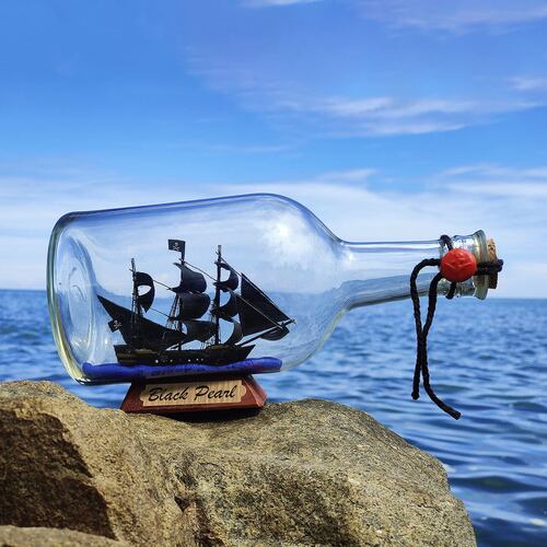 Barco Perla Negra a Escala en una Botella 22 cm