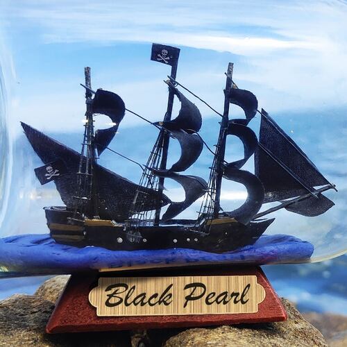 Barco Perla Negra a Escala en una Botella 22 cm