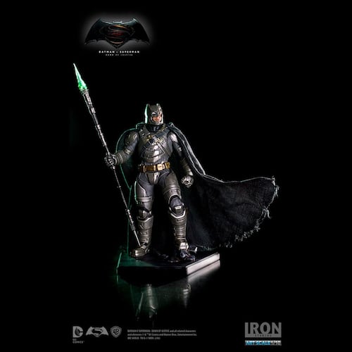 Figura Batman Armored Battle Damaged de DC Comics