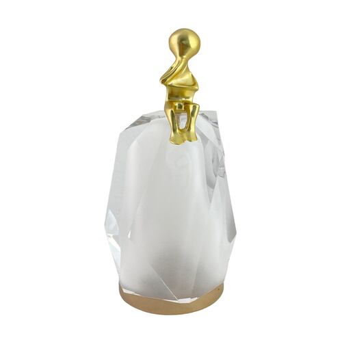Figura Decorativa de Hombre Sentado Pensando Sobre Piedra de Vidrio