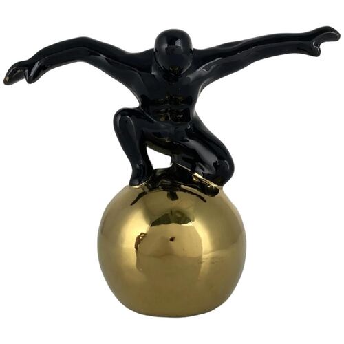 Figura Decorativa Concepts Life Diseño Hombre Sobre Esfera Dorada