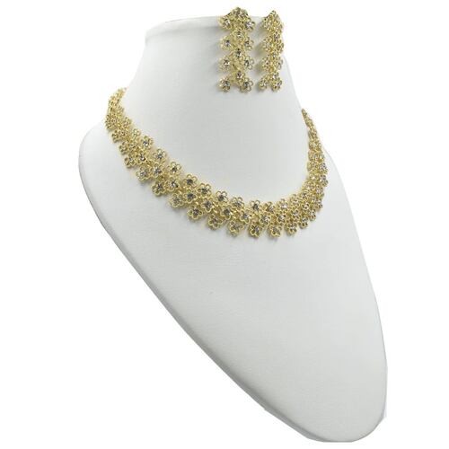 JUEGO DE ARETES Y COLLAR  CHATTIES