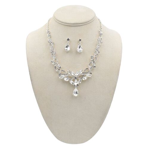 JUEGO DE ARETES Y COLLAR  LULU  COLOR  PLATA  MODELO  11066