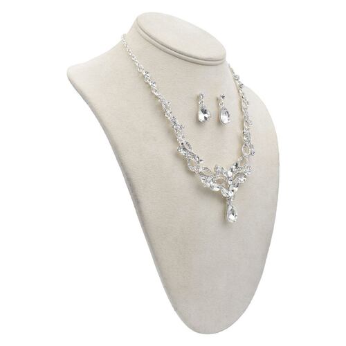JUEGO DE ARETES Y COLLAR  LULU  COLOR  PLATA  MODELO  11066