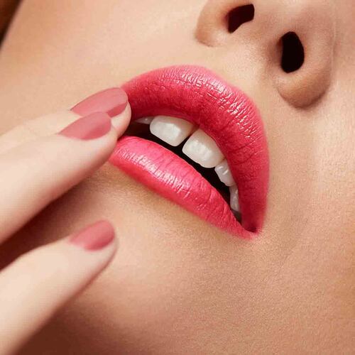 Labial Super Lustrous Glass Shine Love Is On Revlon