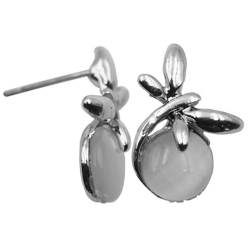 Aretes tipo poste acabado plateado con ojo de gato birma