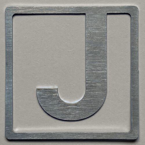 Separador de libros letras de acero inoxidable modelo J