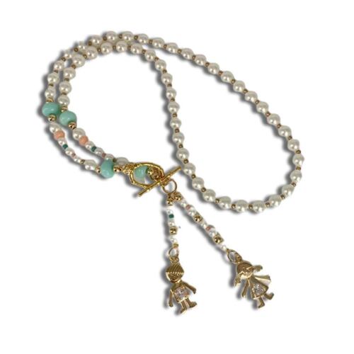 Collar en perla y jaspe, dijes niño niña con zIrconia y detalles con baño de oro.